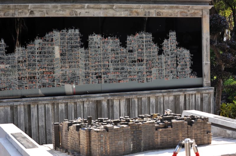 Before it was destroyed in 1994 Kowloon's Walled City was one of the most culturally fascinating structures in the world, housing a population of over 33,000 people. Thanks to images captured by ...