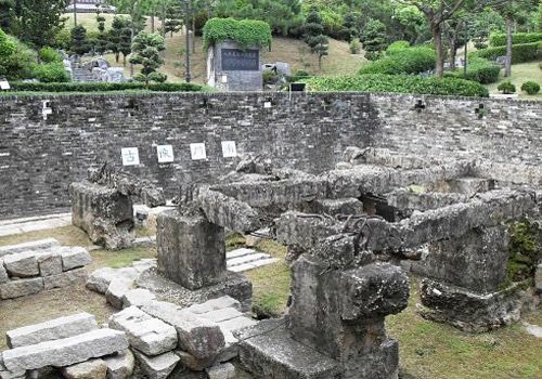 Before it was destroyed in 1994 Kowloon's Walled City was one of the most culturally fascinating structures in the world, housing a population of over 33,000 people. Thanks to images captured by ...